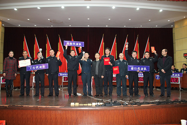搶答賽獲獎代表隊與公司領(lǐng)導(dǎo)合影